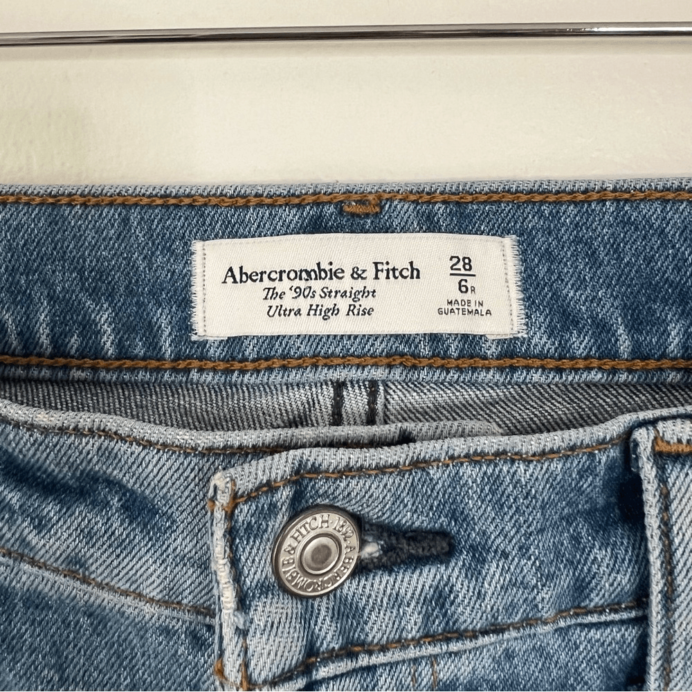 Abercrombie & Fitch Ultra High Rise 90s Straight Jeans Size 28/6R