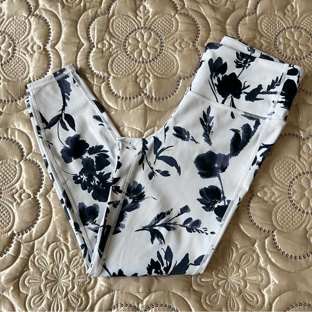 Athleta Blue and White Water Flower Leggings Size Small