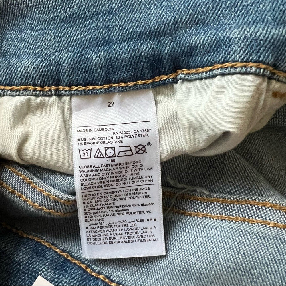 Old Navy Mid-Rise Wow Jean Shorts for Women 3" inseam NEW Plus Size 22