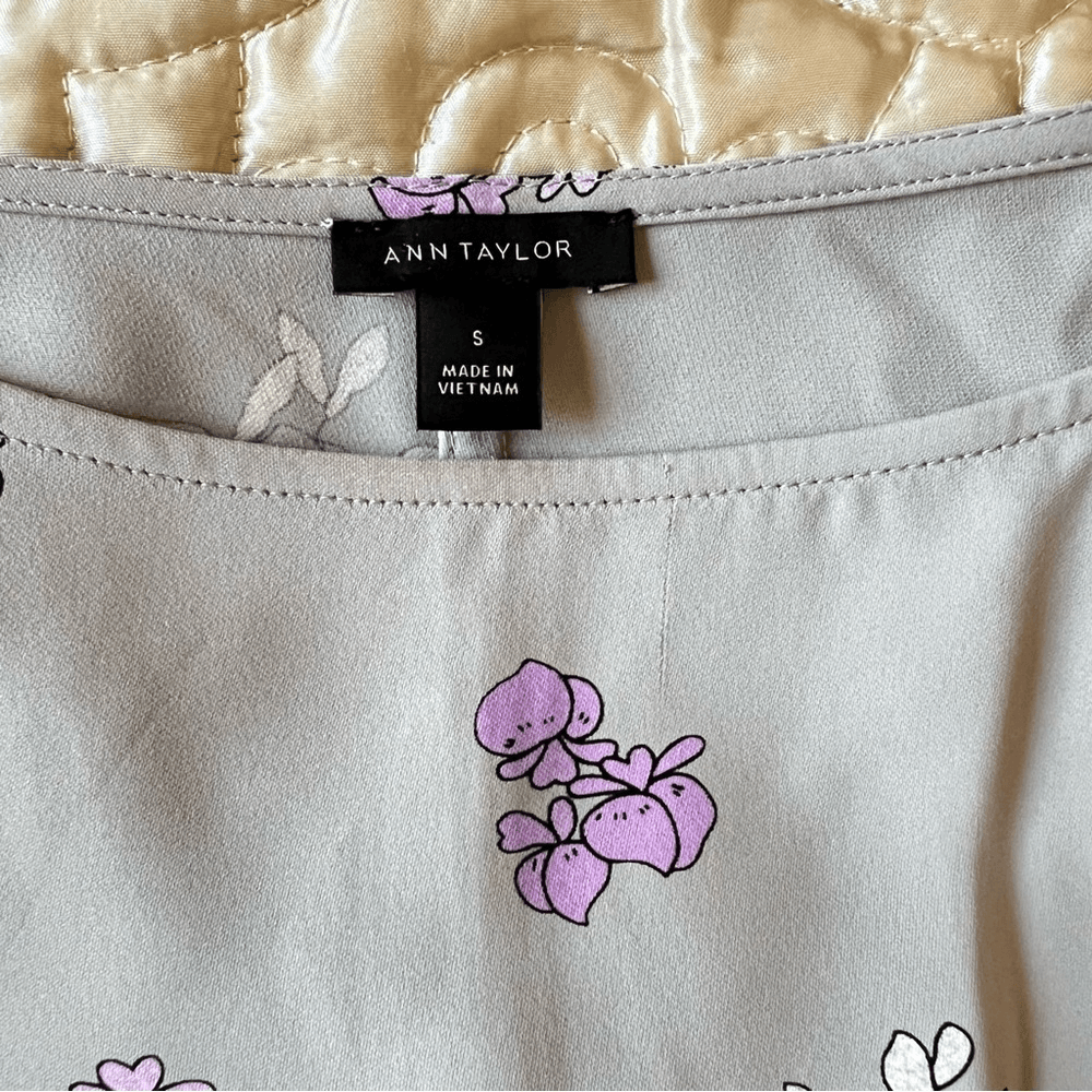 Ann Taylor Lavender Floral Bell Sleeve Blouse Size Small