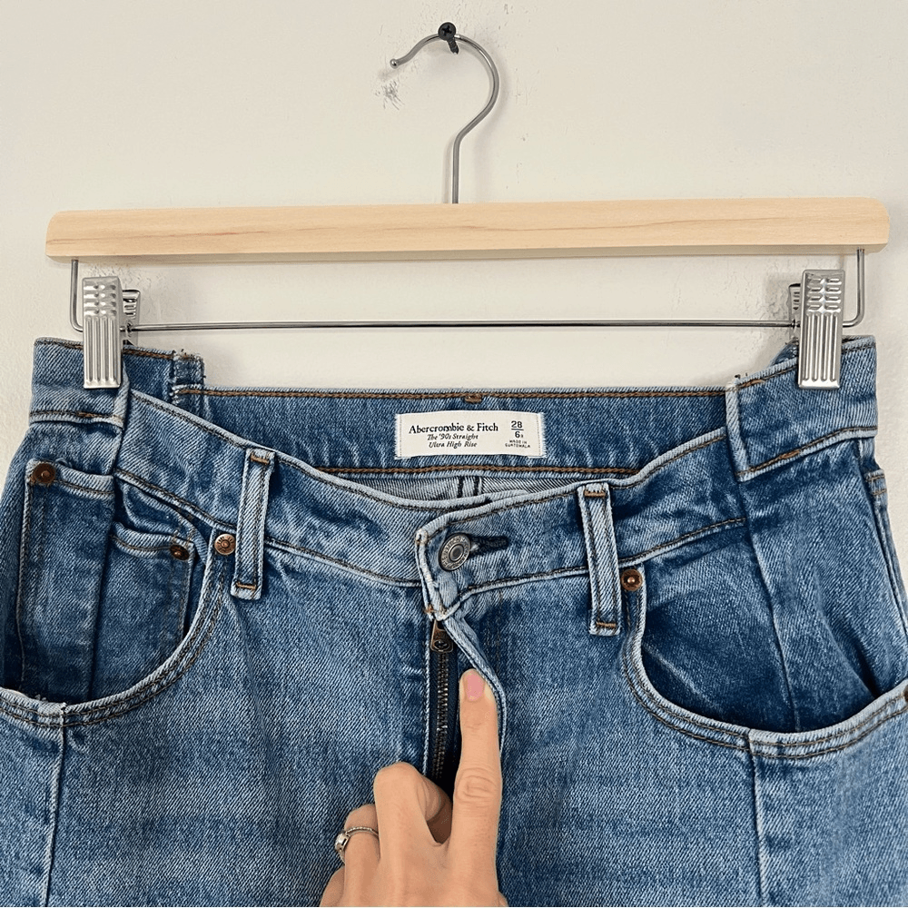 Abercrombie & Fitch Ultra High Rise 90s Straight Jeans Size 28/6R