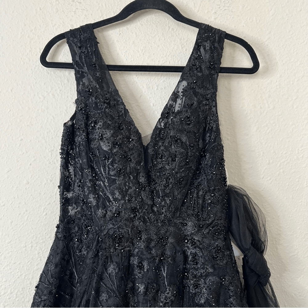 Mac Duggal Floral Embroidered Illusion V-Neck Gown Black Maxi Dress NEW Size 2