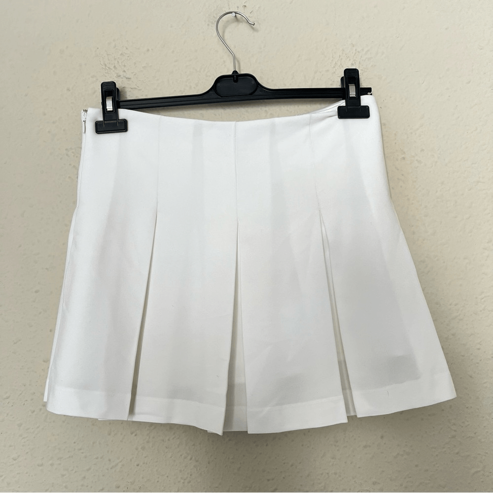 Aritzia Babaton Hathaway Pleated Tennis Skirt in White Size 2