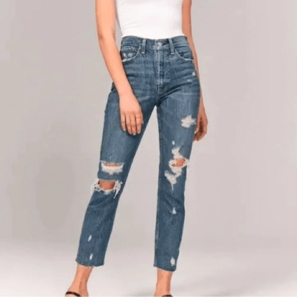 Abercrombie & Fitch High Rise Mom Jeans Size 26 / 2R Distressed