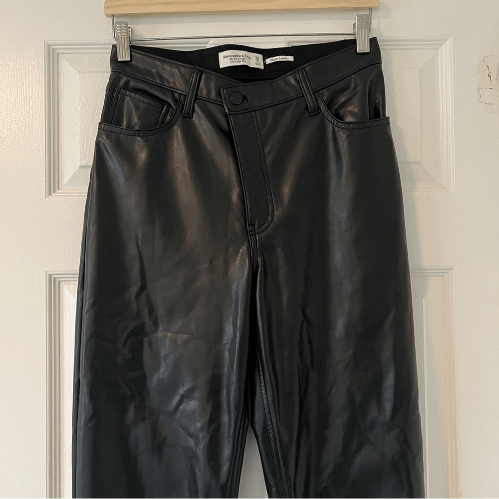 Abercrombie & Fitch 90s Straight Ultra High Rise Vegan Leather Pants Black 28/6L