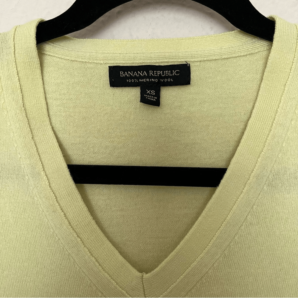 Banana Republic 100% Merino Wool V-Neck Sweater Size XS