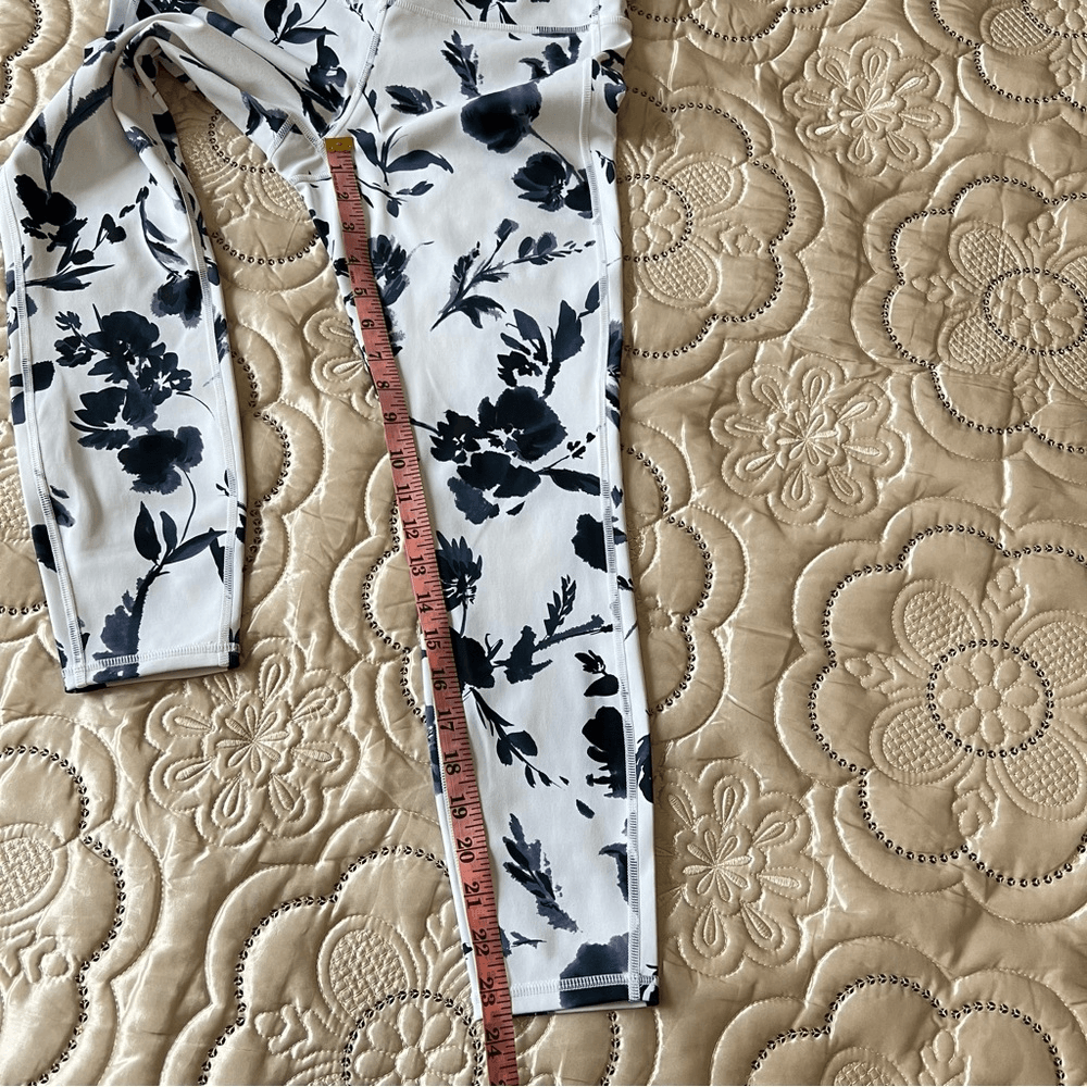 Athleta Blue and White Water Flower Leggings Size Small