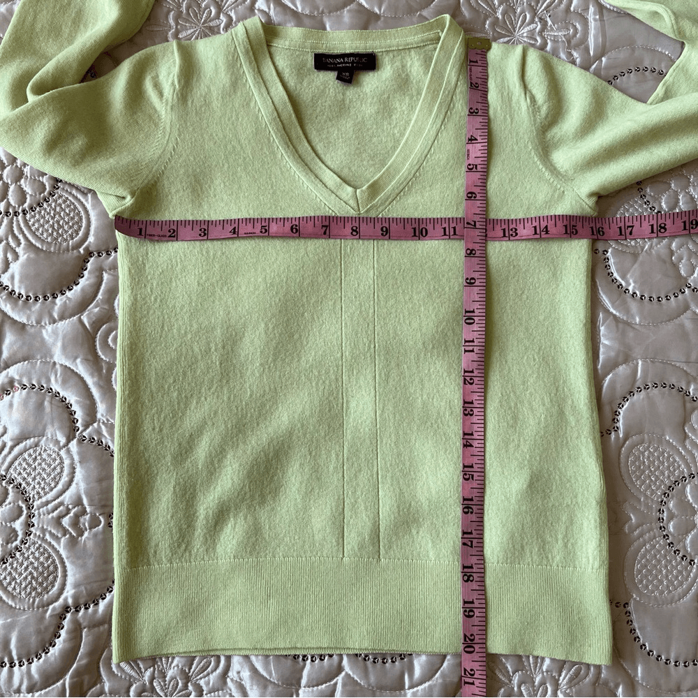 Banana Republic 100% Merino Wool V-Neck Sweater Size XS