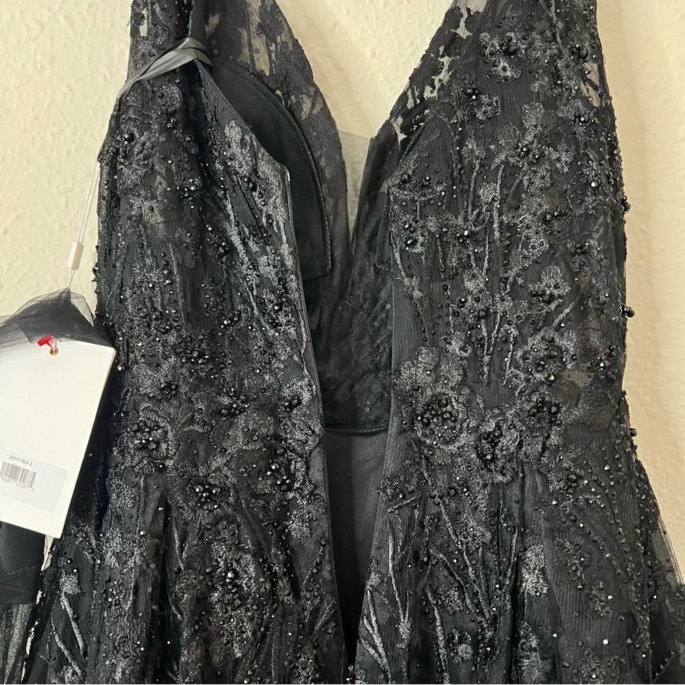 Mac Duggal Floral Embroidered Illusion V-Neck Gown Black Maxi Dress NEW Size 2