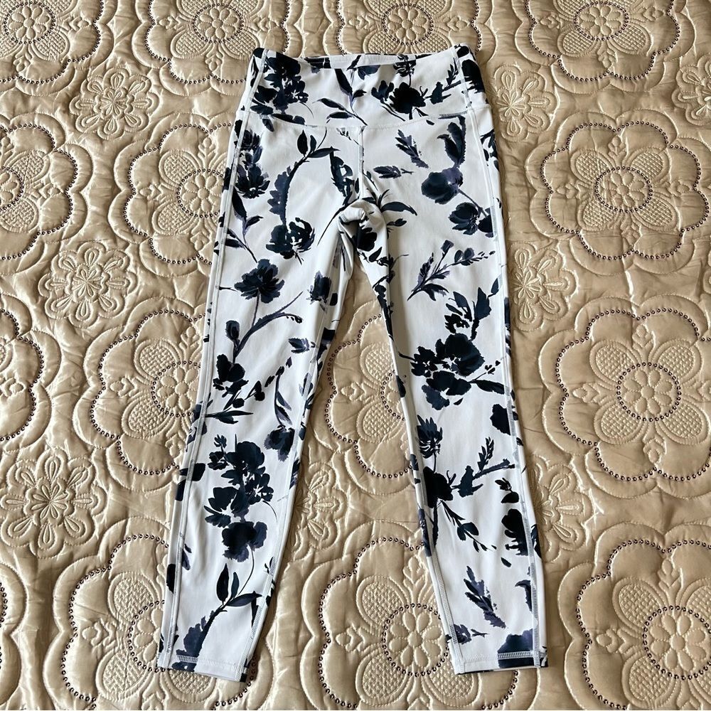 Athleta Blue and White Water Flower Leggings Size Small