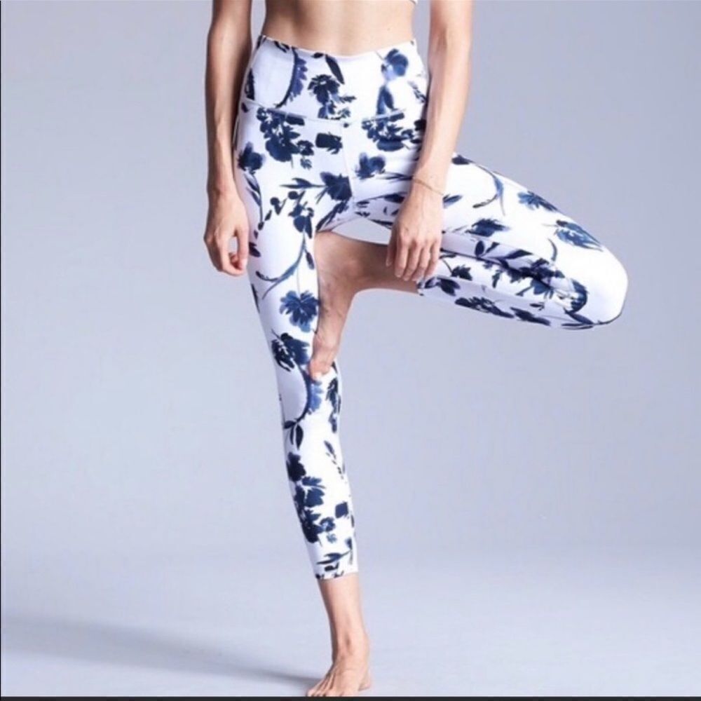 Athleta Blue and White Water Flower Leggings Size Small