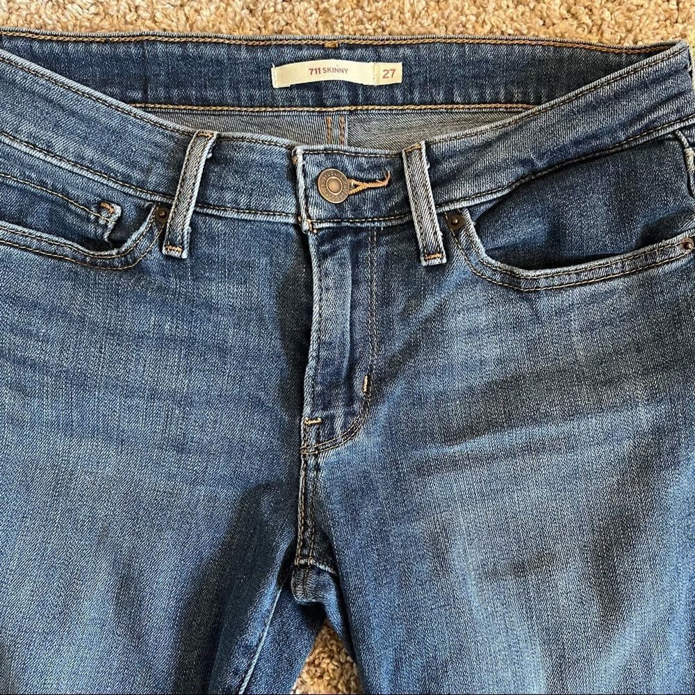 Levi’s 711 Skinny Distressed Ankle Jeans Size 27