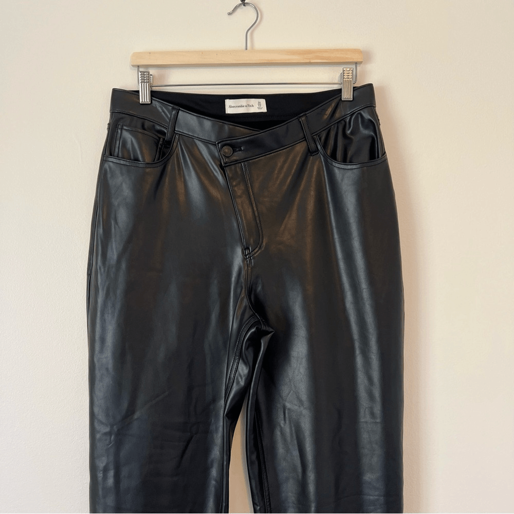 Abercrombie & Fitch 90s Straight Ultra High Rise Vegan Leather Pants Black 31/12
