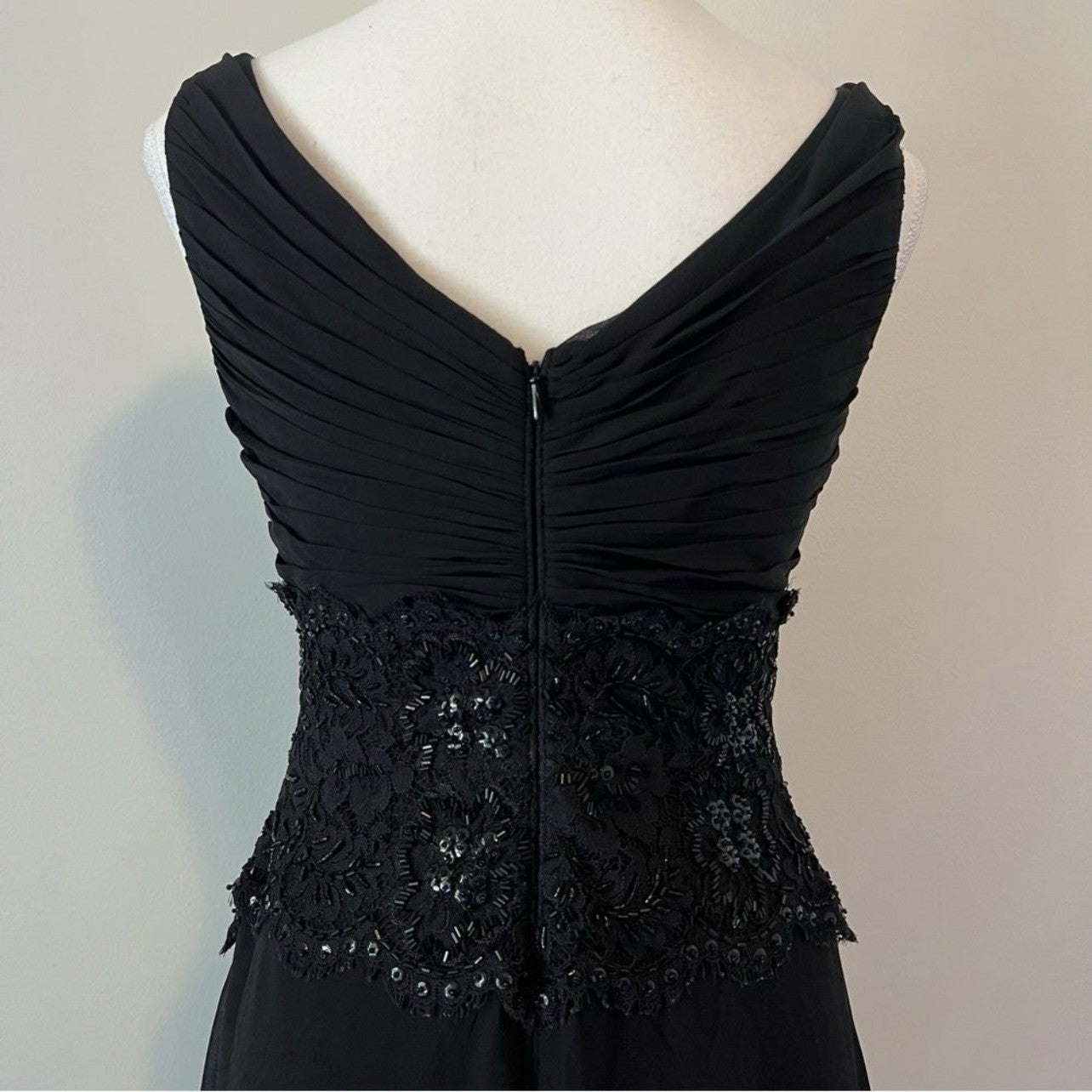 Tadashi Shoji Sequin 100% Silk Chiffon Gown Maxi Dress in Black Size 4