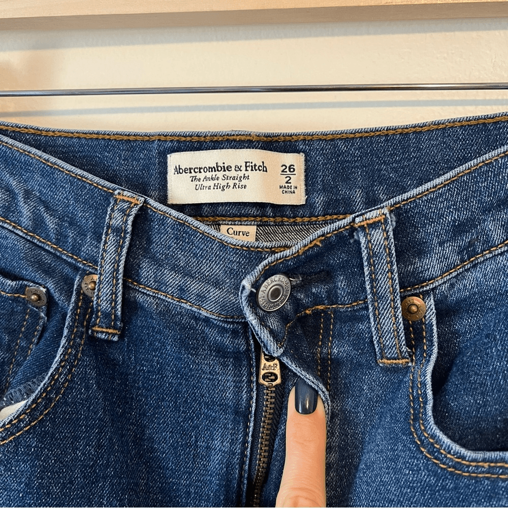 Abercrombie & Fitch Curve Love The Ankle Straight Ulta High Rise Jeans Size 26/2