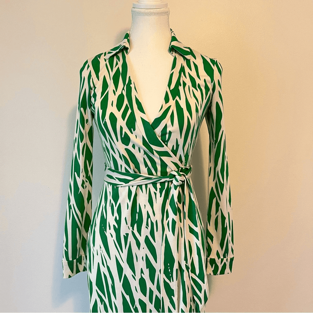 Diane von Furstenberg New Jeanne Two Silk Wrap Mini Dress Size 2 Long Sleeve