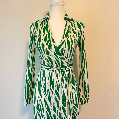Diane von Furstenberg New Jeanne Two Silk Wrap Mini Dress Size 2 Long Sleeve