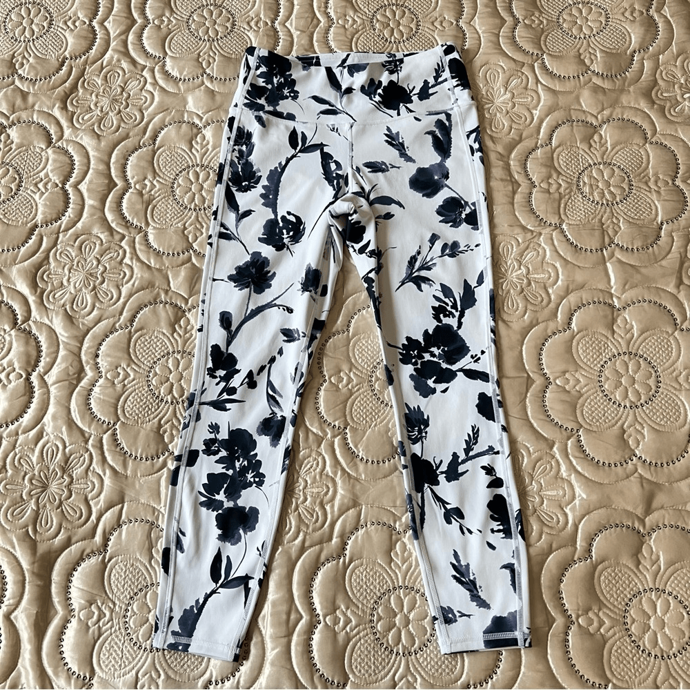 Athleta Blue and White Water Flower Leggings Size Small