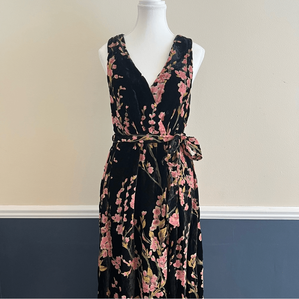 Baltic Born Lennon Velvet Floral Maxi Front Slit Dress in Black NEW Size Medium