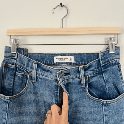 Abercrombie & Fitch Ultra High Rise 90s Straight Jeans Size 28/6R
