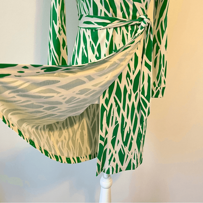 Diane von Furstenberg New Jeanne Two Silk Wrap Mini Dress Size 2 Long Sleeve