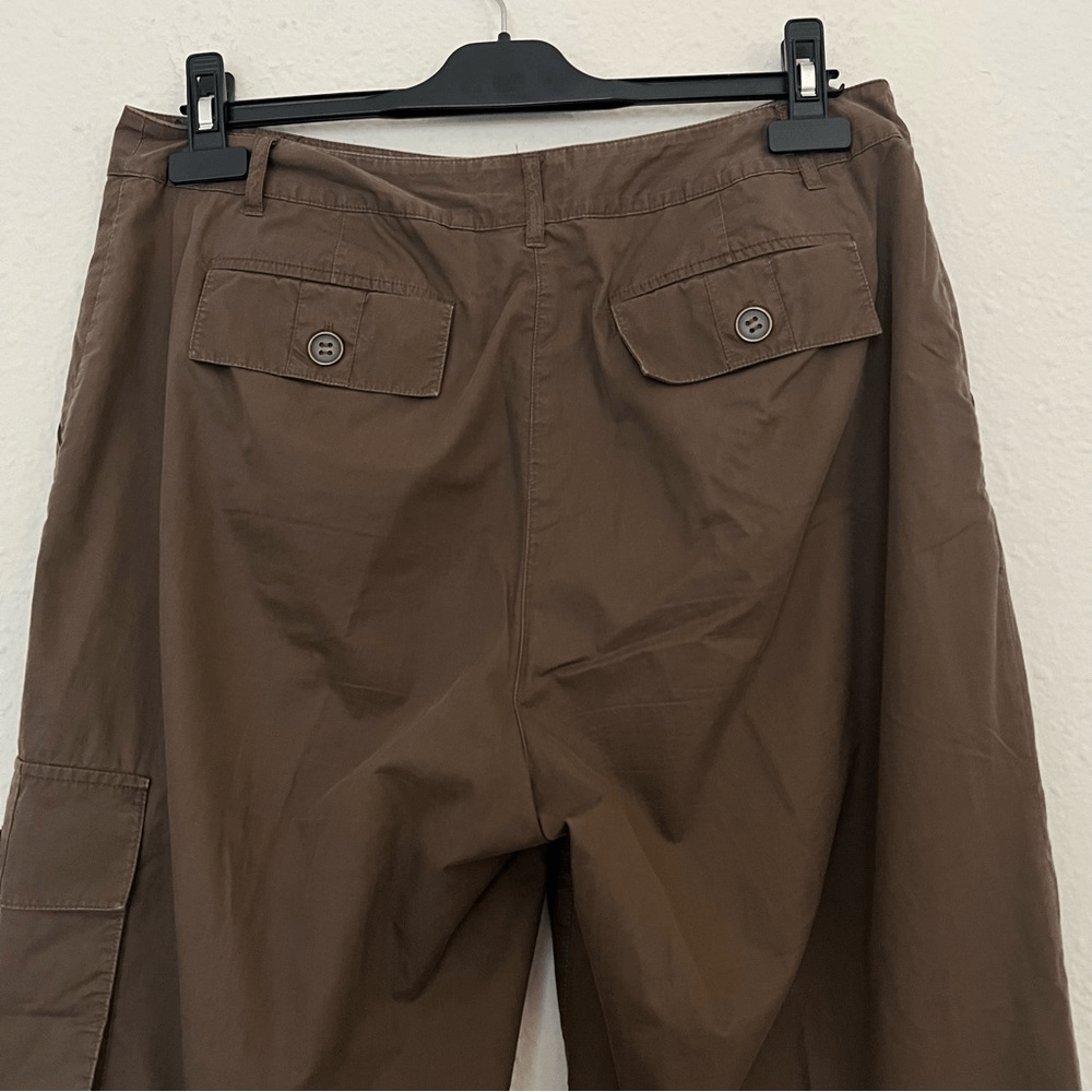 Chico’s Cropped Cargo Pants in Brown Size 2/ US 12