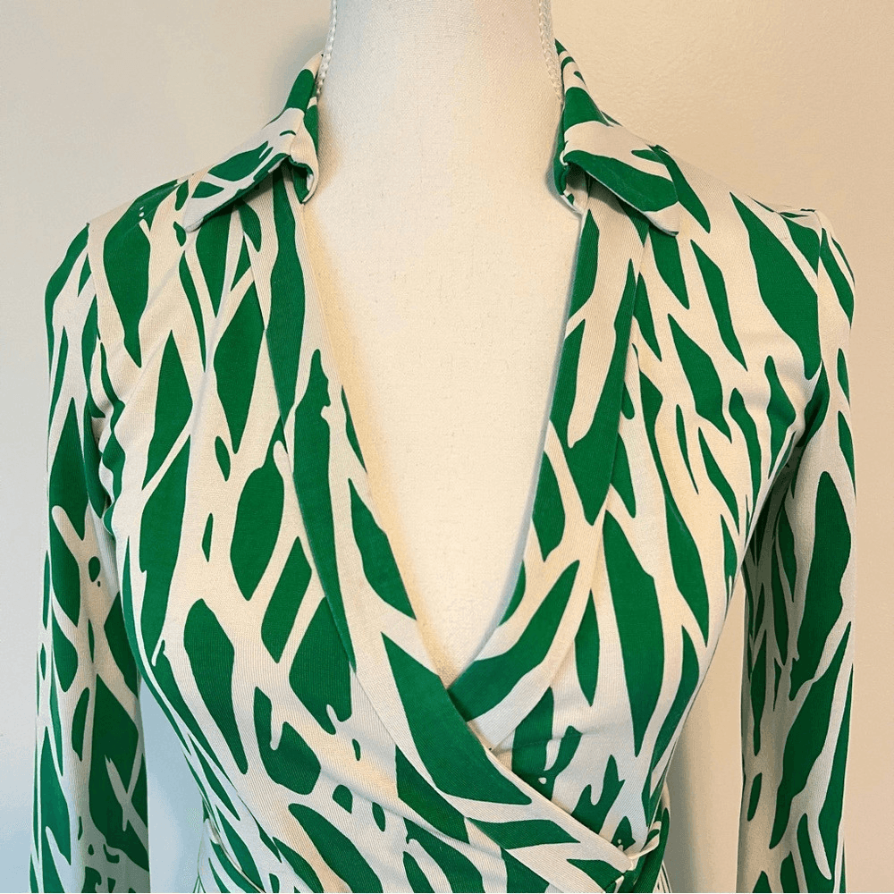 Diane von Furstenberg New Jeanne Two Silk Wrap Mini Dress Size 2 Long Sleeve