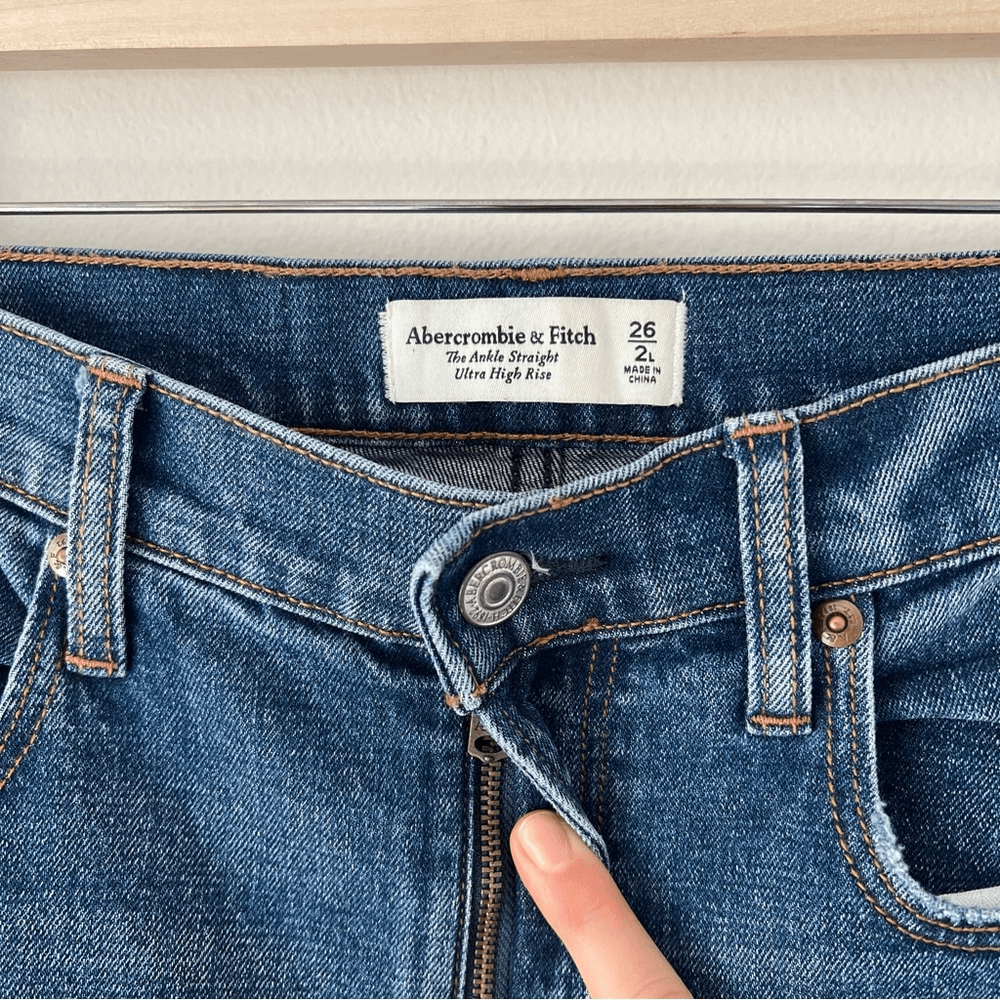 Abercrombie & Fitch Ultra High Rise The Ankle Straight Jeans 26 / 2L Medium Wash