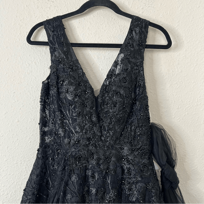 Mac Duggal Floral Embroidered Illusion V-Neck Gown Black Maxi Dress NEW Size 2