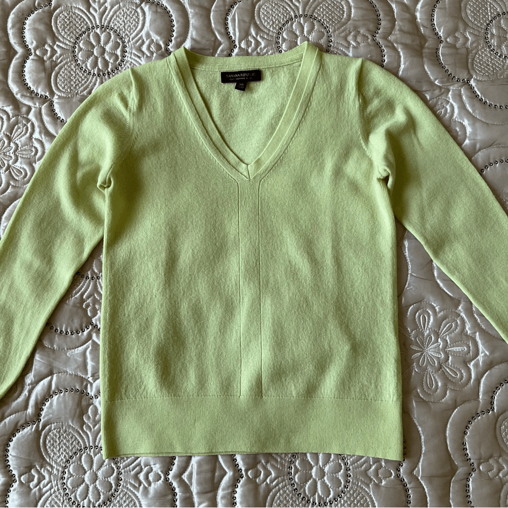 Banana Republic 100% Merino Wool V-Neck Sweater Size XS