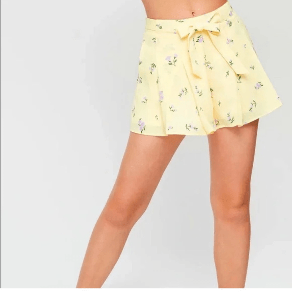 Aritzia Sunday Best Westley Pleated Short Pastel Yellow Size 2