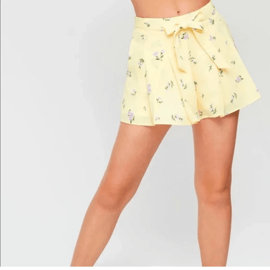 Aritzia Sunday Best Westley Pleated Short Pastel Yellow Size 2