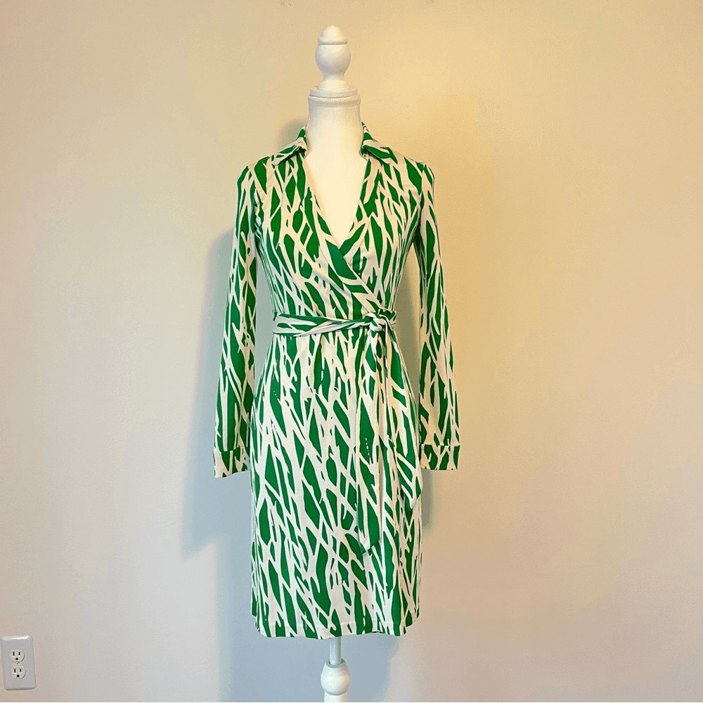 Diane von Furstenberg New Jeanne Two Silk Wrap Mini Dress Size 2 Long Sleeve