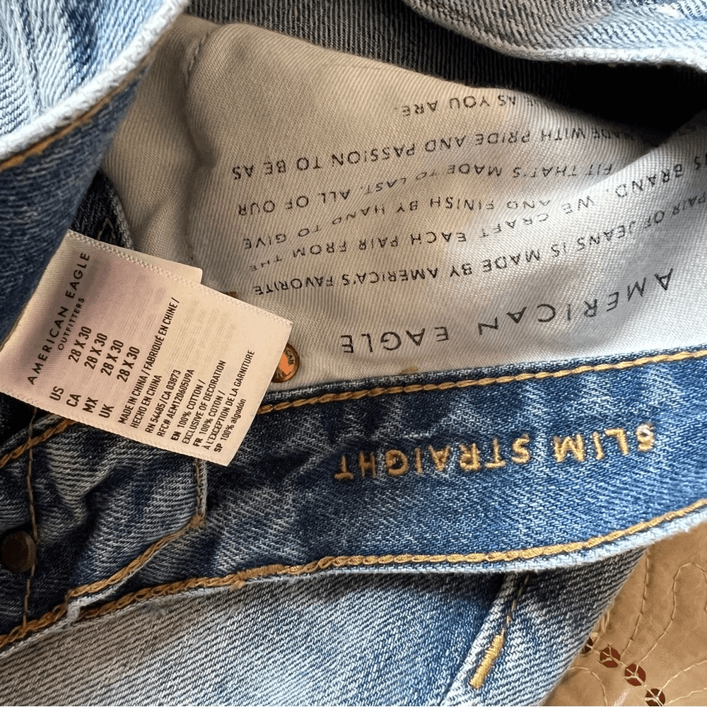 American Eagle Men’s Slim Straight Light Wash Distressed Jeans Size 28x30