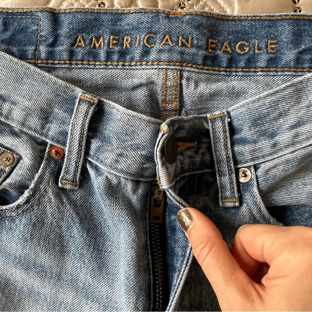 American Eagle Men’s Slim Straight Light Wash Distressed Jeans Size 28x30