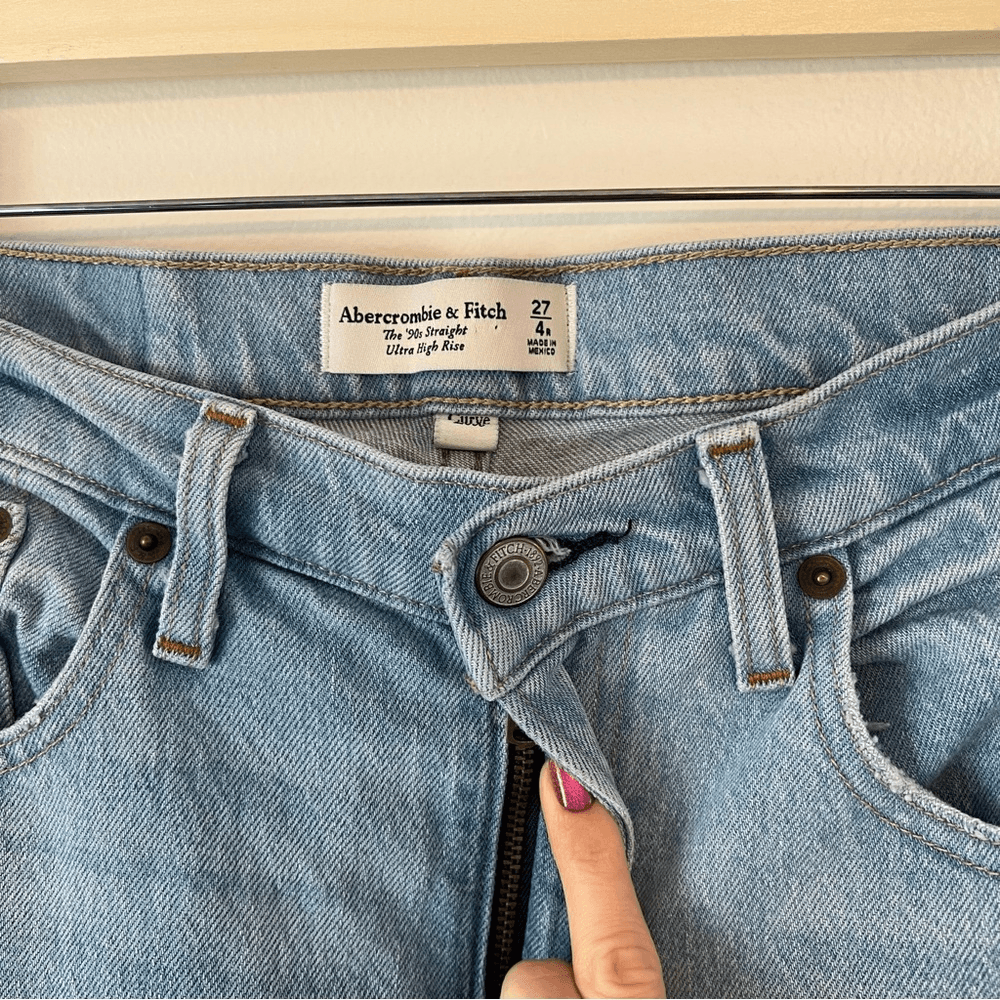 Abercrombie & Fitch The 90s Straight Ultra High Rise Curve Love Jeans 27 / 4