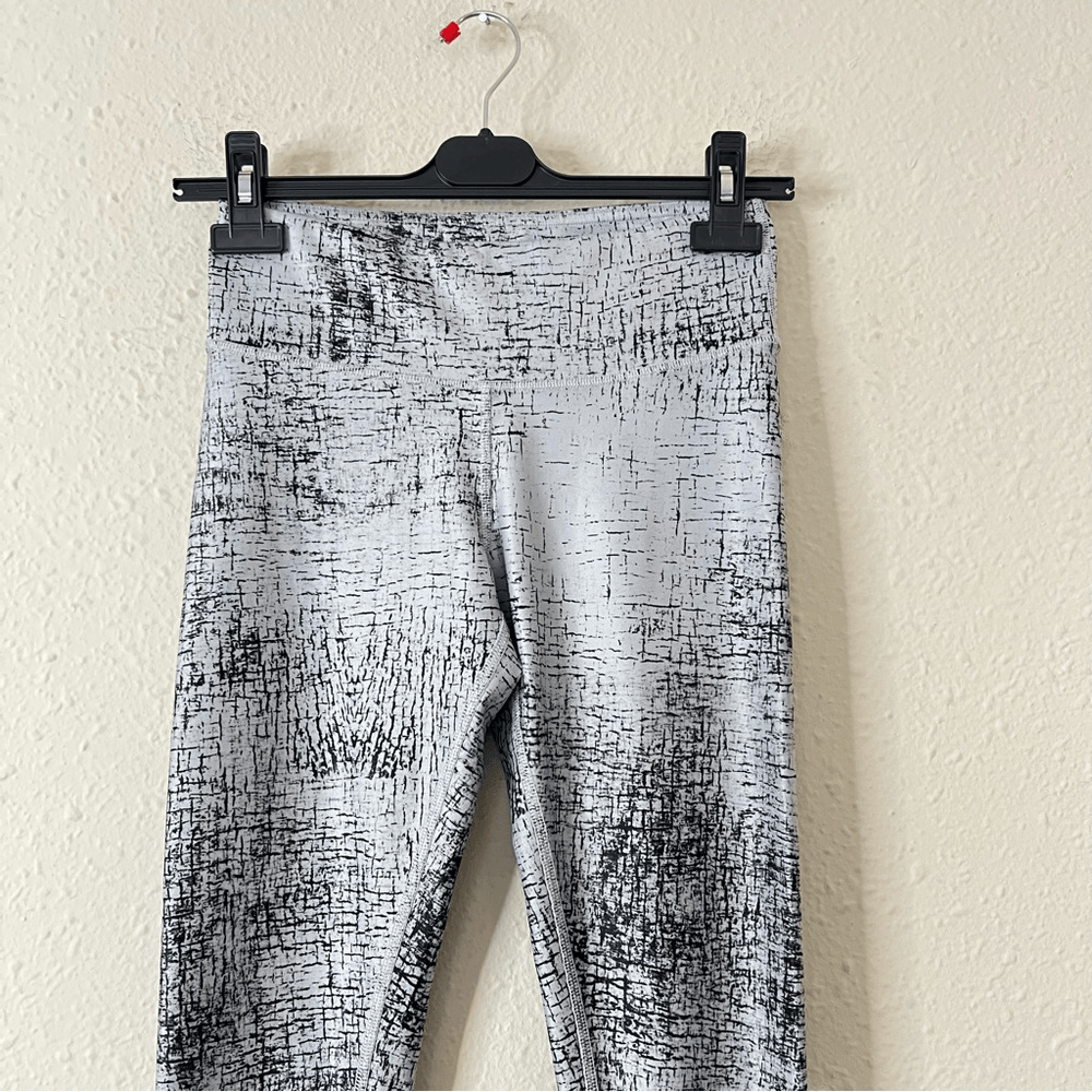 ALO Yoga Tech Lift Airbrush Full-Length Performance Leggings In Crackle Gray S