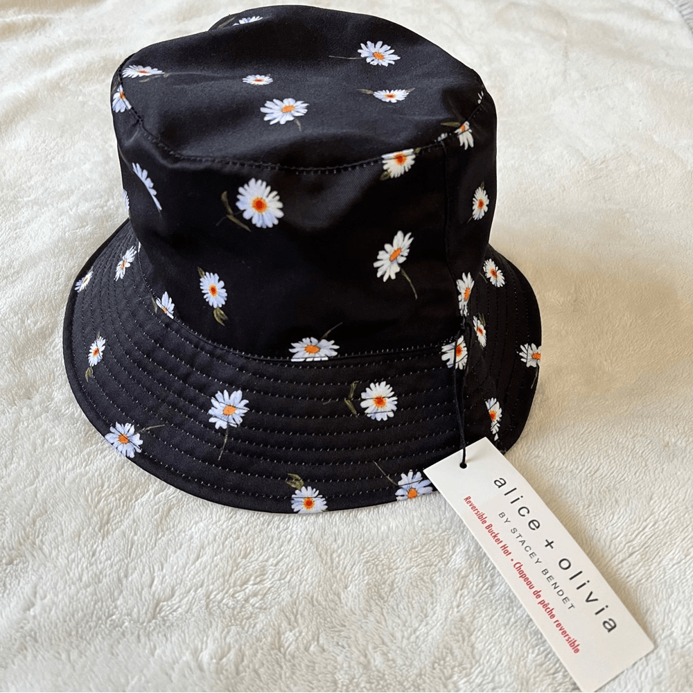 Alice + Olivia Daisy Reversible Bucket Hat NEW