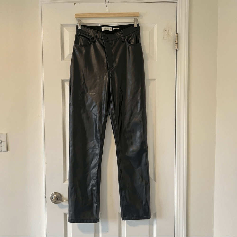 Abercrombie & Fitch 90s Straight Ultra High Rise Vegan Leather Pants Black 28/6L