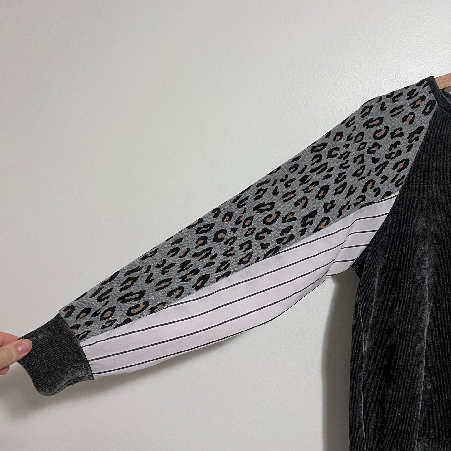 THML Sweater Womens Small Gray Black Raglan Leopard Sleeve Pullover Mixed Media