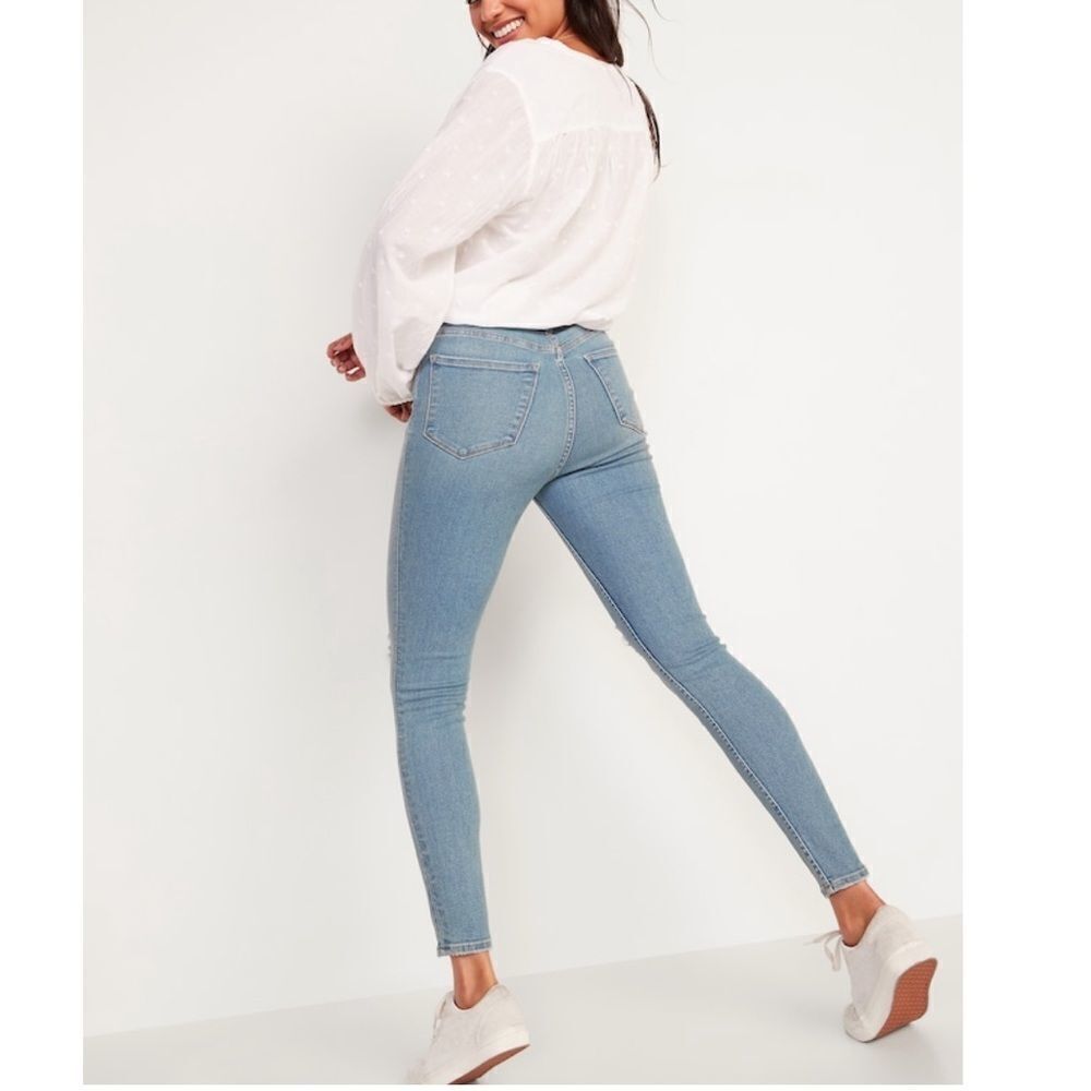 Old Navy Women’s Extra High Waisted Stretch Super Skinny Ripped Jeans Size 6Tall