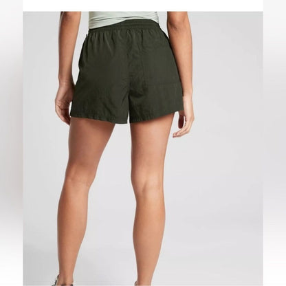 Athleta Expedition Short in Green Size 4