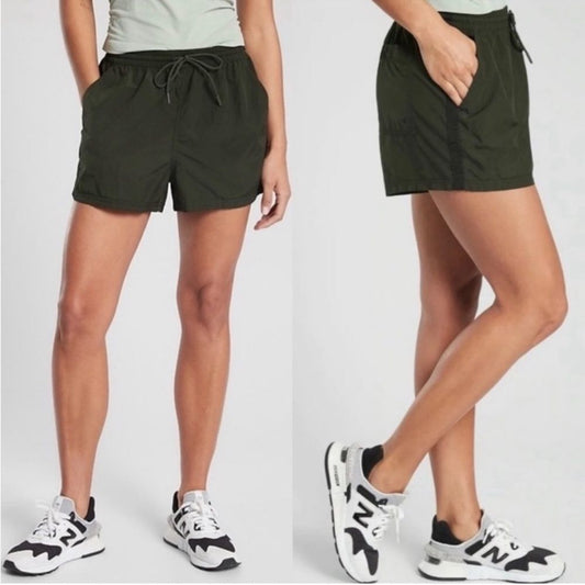 Athleta Expedition Short in Green Size 4