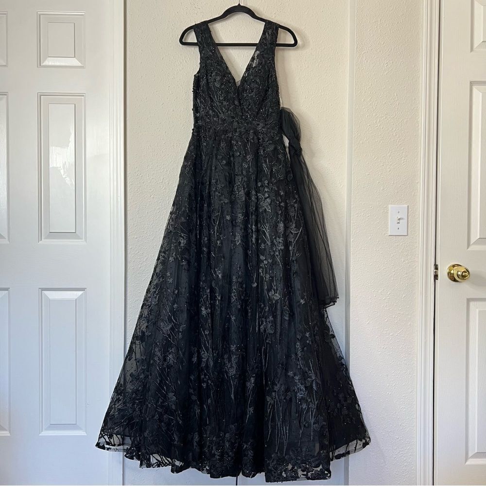 Mac Duggal Floral Embroidered Illusion V-Neck Gown Black Maxi Dress NEW Size 2