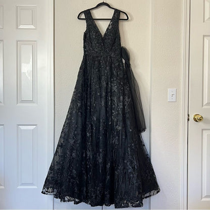 Mac Duggal Floral Embroidered Illusion V-Neck Gown Black Maxi Dress NEW Size 2