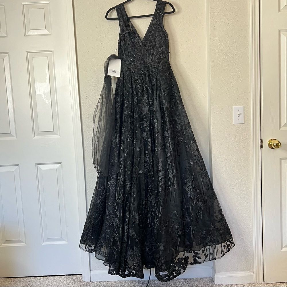 Mac Duggal Floral Embroidered Illusion V-Neck Gown Black Maxi Dress NEW Size 2