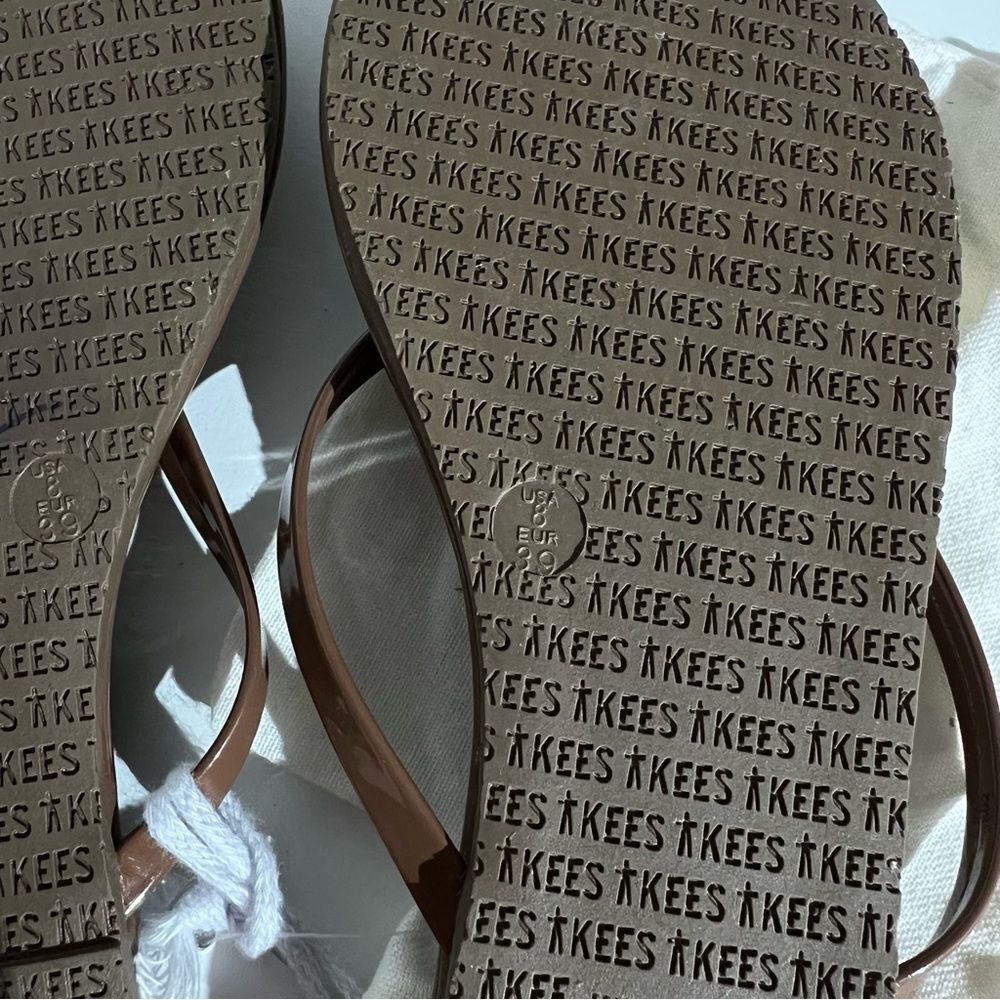 TKEES Foundations Glow Heat Wave Flip Flops Sandals NEW Size 8