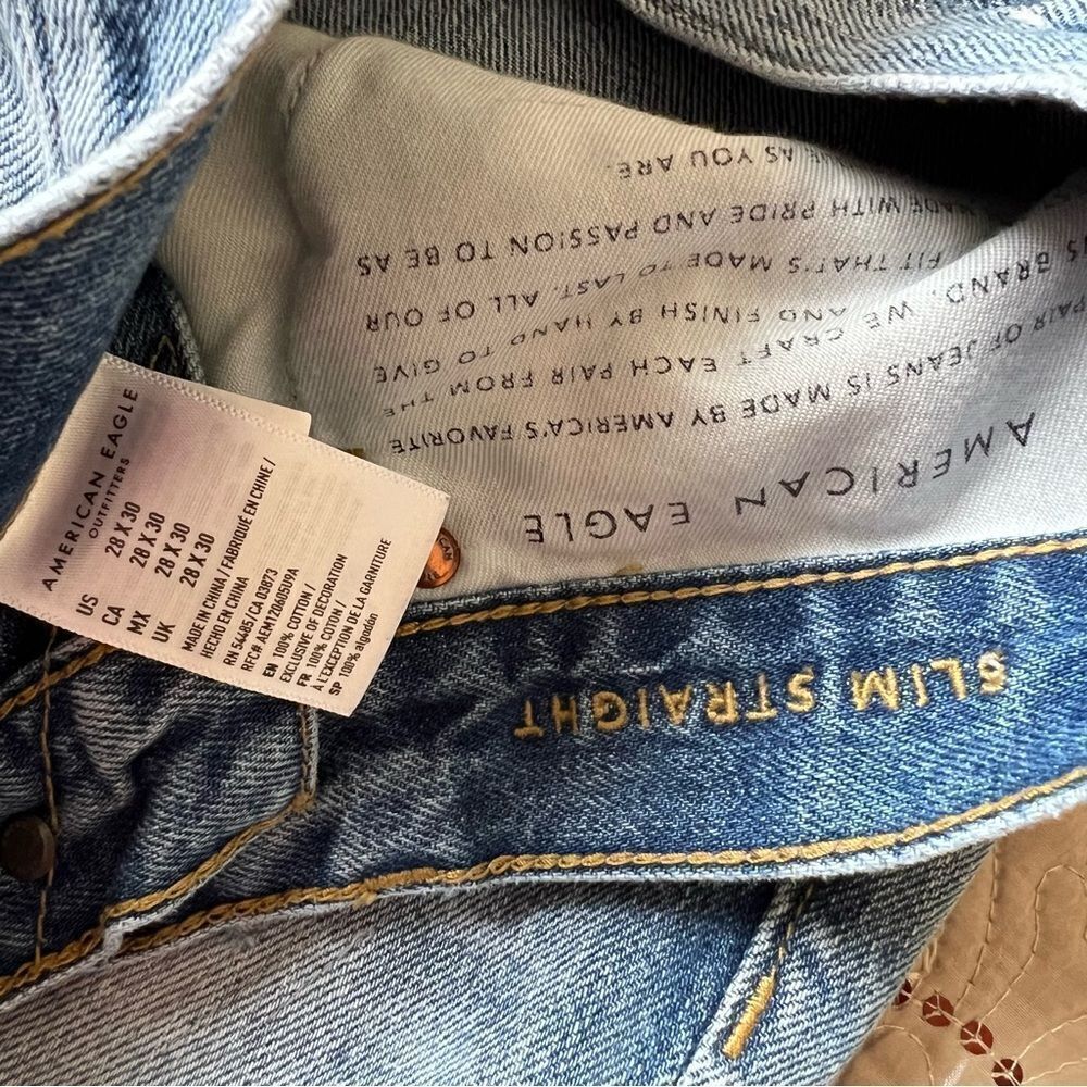 American Eagle Men’s Slim Straight Light Wash Distressed Jeans Size 28x30