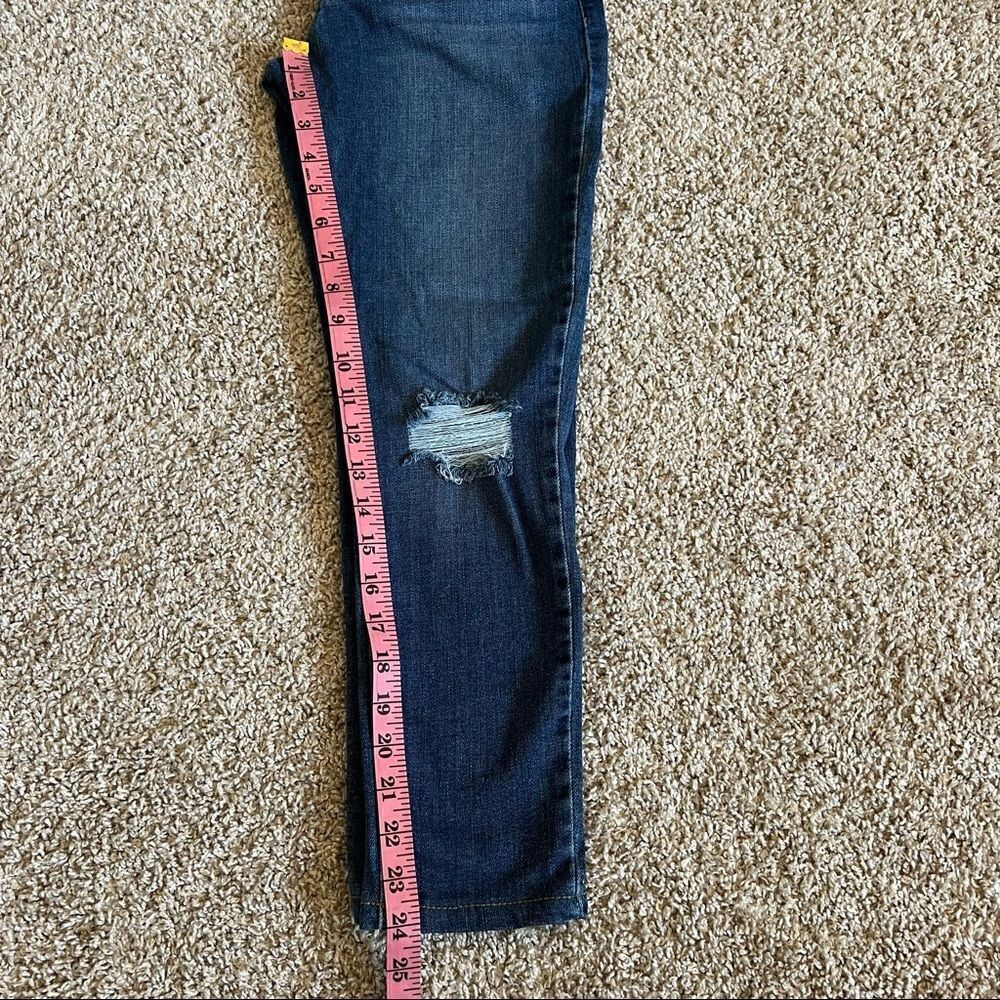 Levi’s 711 Skinny Distressed Ankle Jeans Size 27